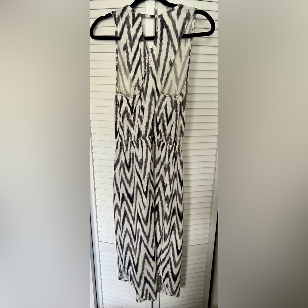 Banana Republic Black and White Sleeveless V-Neck Sundress - Picture 3 of 4
